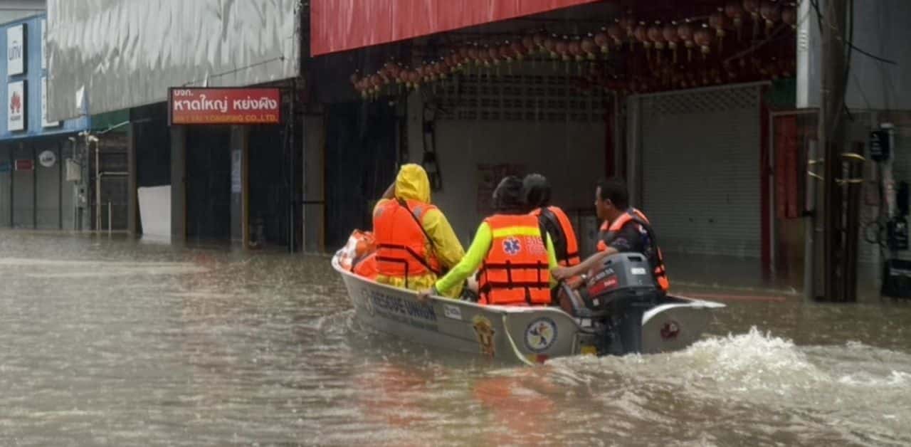 Malaysian rescue team in Hat Yai flood