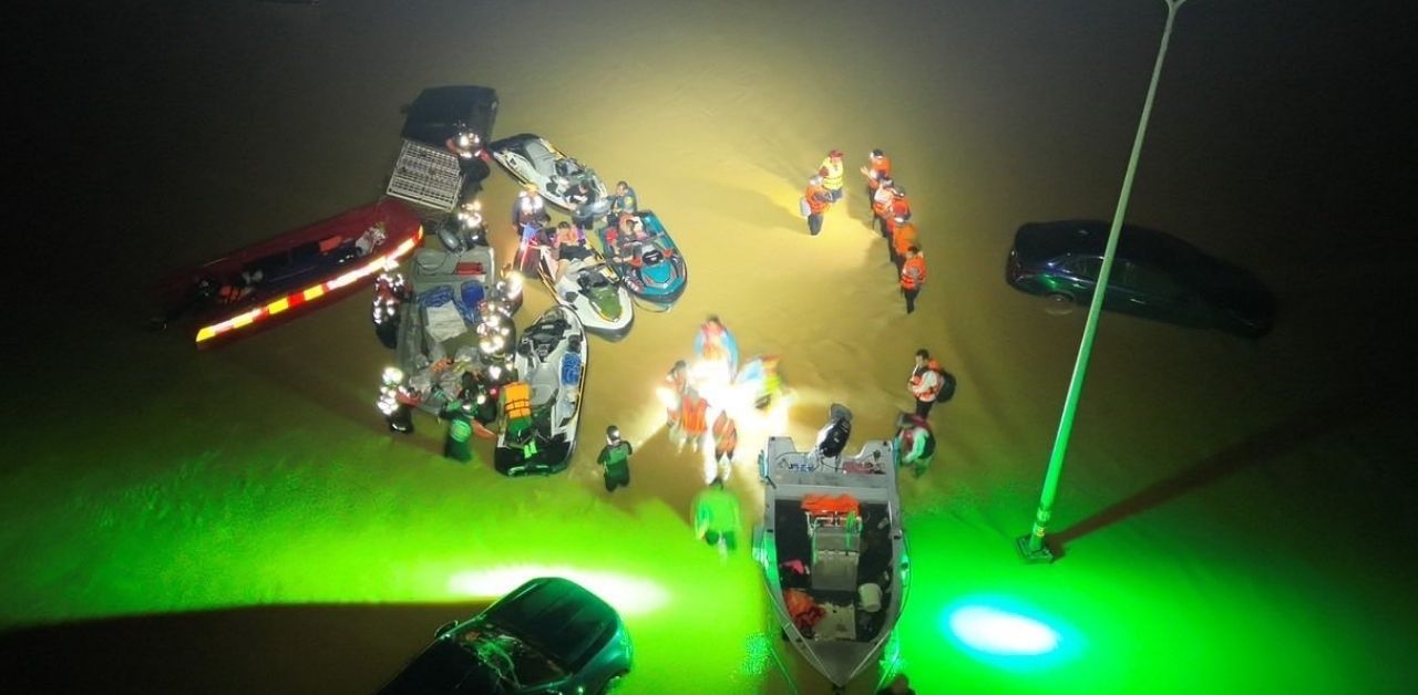 Rescuers threatened during operation in Hat Yai flooding