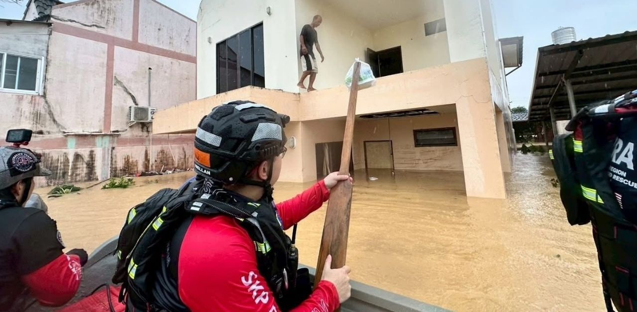 Rescue teams face gunfire and threats while assisting Hat Yai flood victims | Thaiger