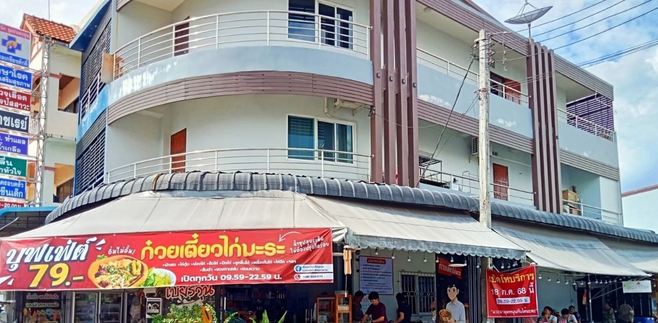 Flood victims at risk after rescued man tries to stab them