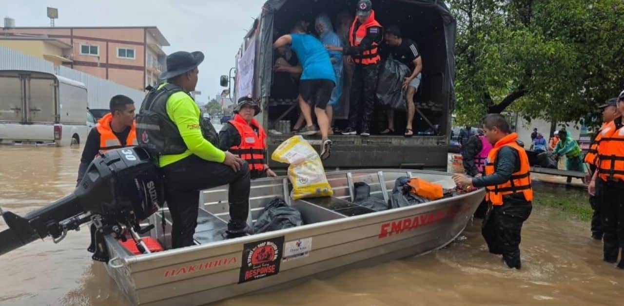 Malaysian woman searches for missing husband amid Hat Yai floods | News by Thaiger