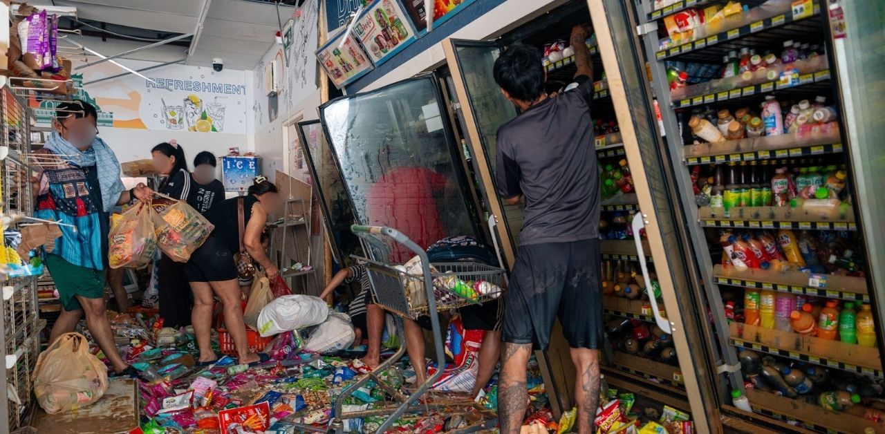Survival or theft: debate erupts after Hat Yai residents take items from flooded 7-Eleven | News by Thaiger