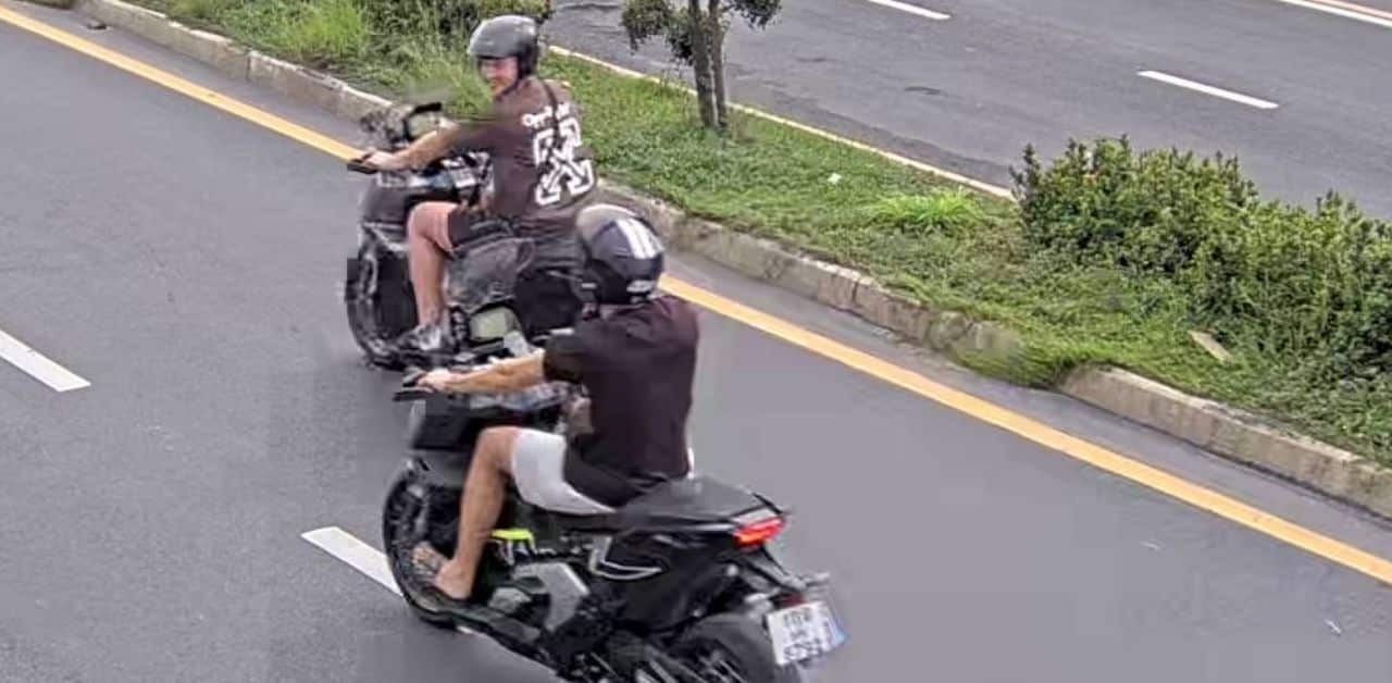 Foreign men violate traffic laws in Phuket