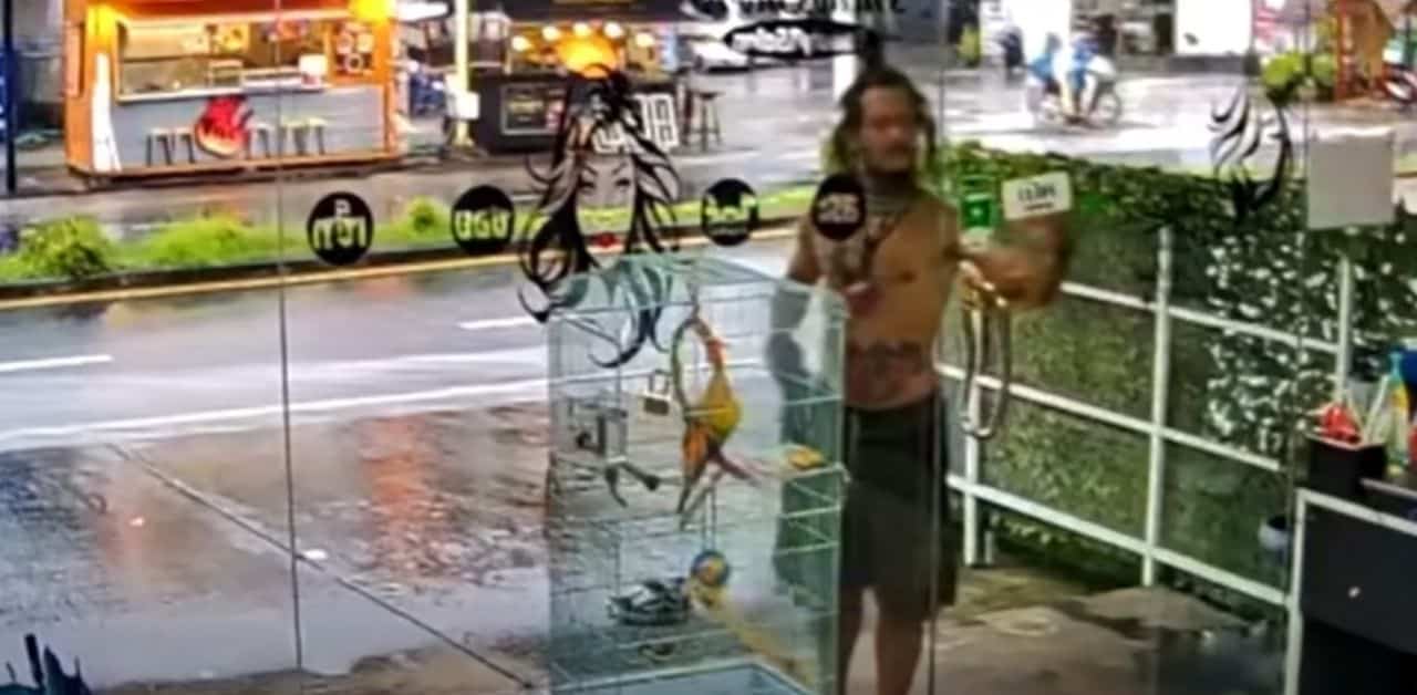 Foreign man steals shoes and umbrella in Phuket