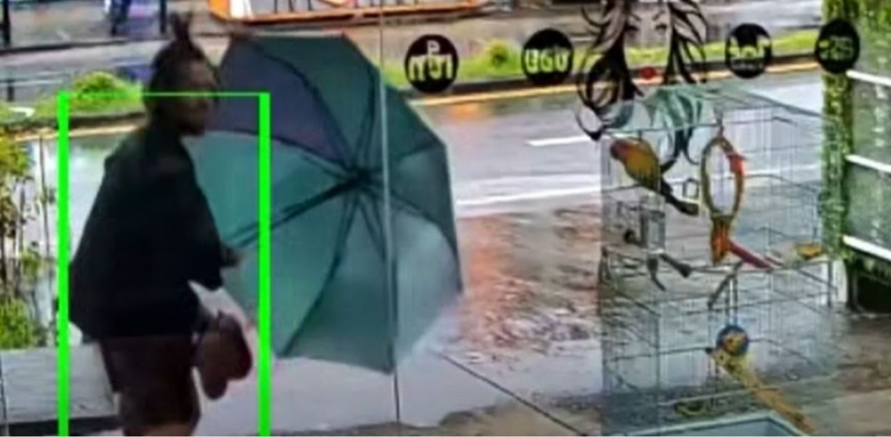 Foreign man caught stealing shoes and umbrella outside Phuket salon | Thaiger