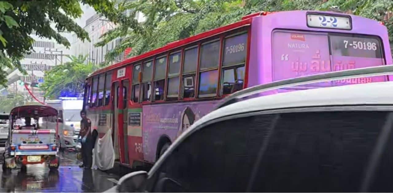 Bangkok public bus crashes and kills woman while crossing road | Thaiger