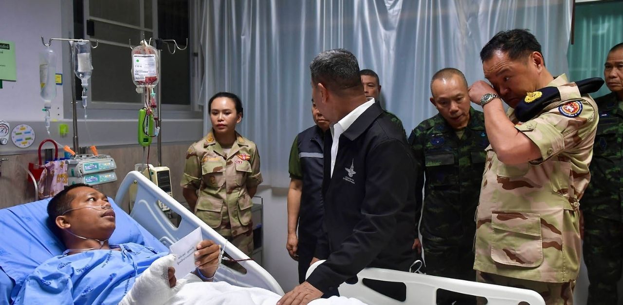 PM Anutin goes to Ubon Ratchathani hospital to meet injured soldiers