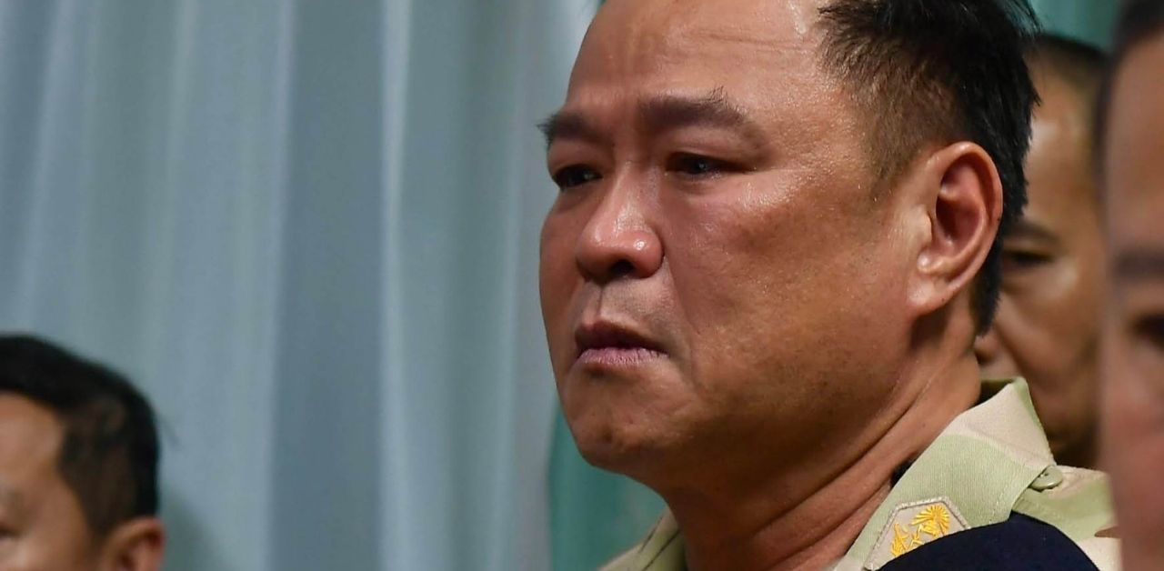 Thai PM shed tears visiting soldier loses leg