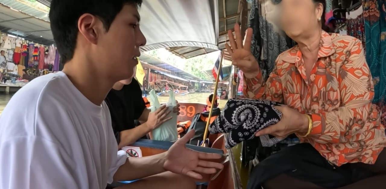 Foreign tourists overcharged at Damnoen Saduak Floating market in Thailand