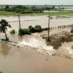 Canal embankment burst sends floodwaters into Sing Buri | Thaiger
