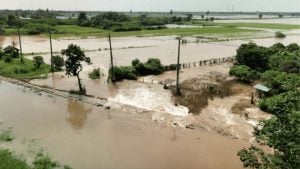 Canal embankment burst sends floodwaters into Sing Buri | Thaiger