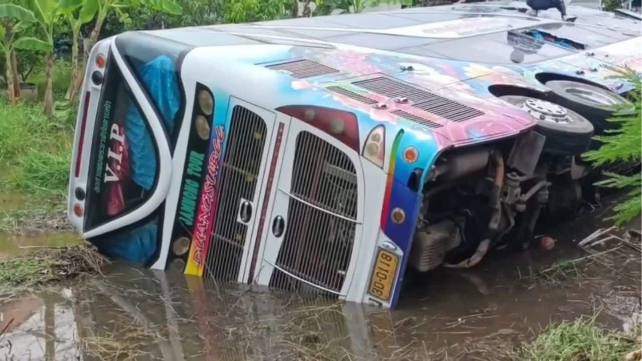School bus overturns in northern Thailand, students injured | Thaiger