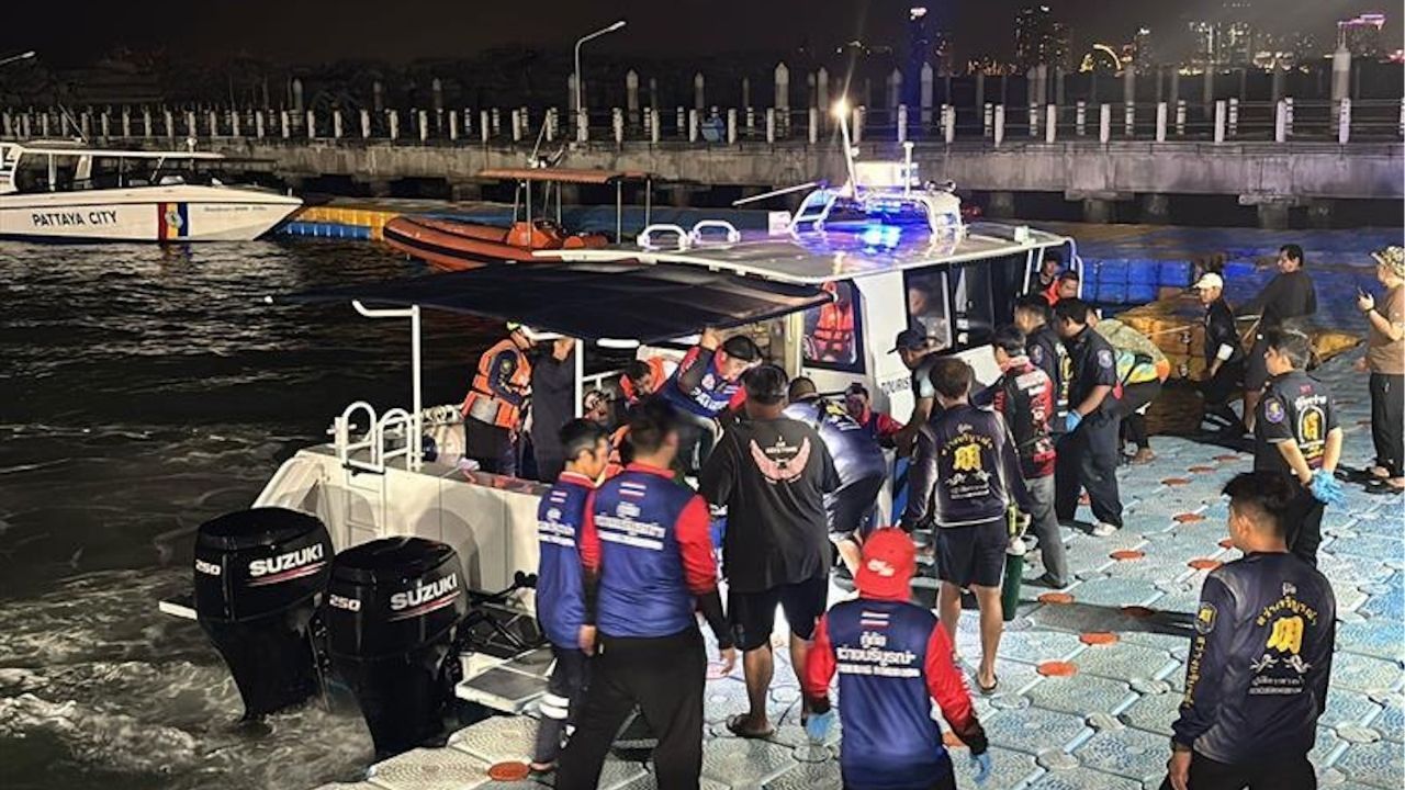 Pattaya boat sinks in storm, 14 tourists rescued | Thaiger
