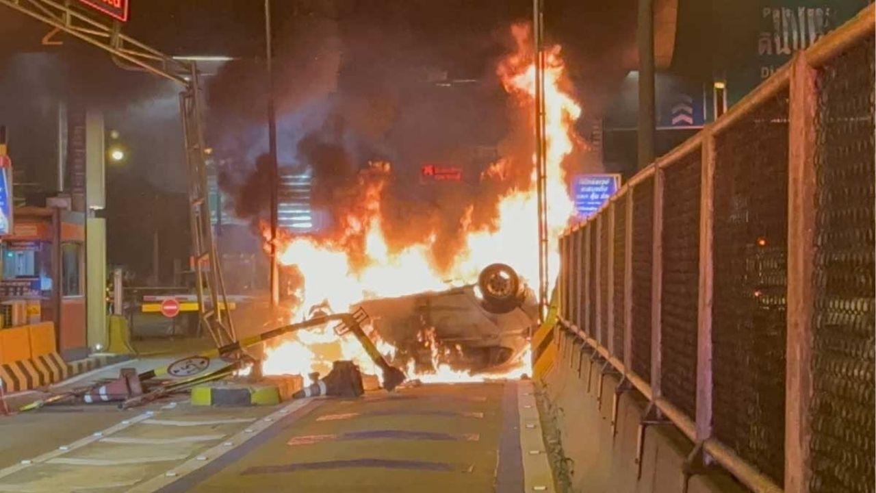 Водитель заснул, перевернул машину и поджег платную стоянку в Бангкоке (видео)