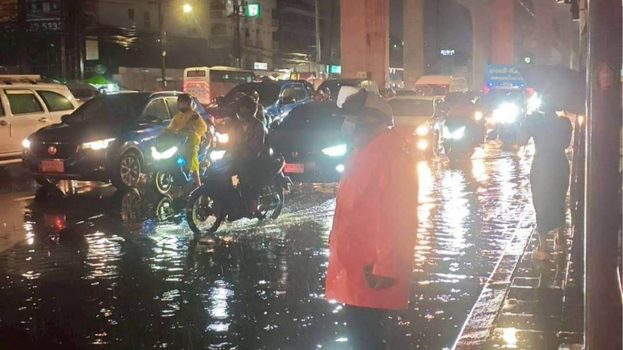 Bangkok battered by floods as cars stall on submerged roads | Thaiger
