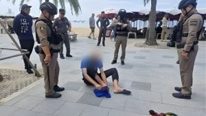 Knife-wielding tourist arrested after Pattaya Beach scare | Thaiger