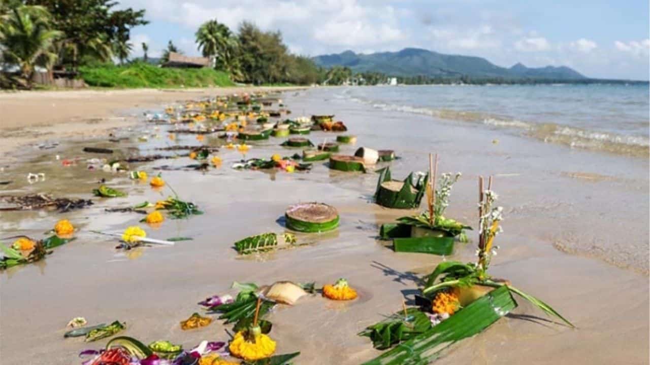 Pattaya cracks down on sea lanterns for Loy Krathong Festival | Thaiger