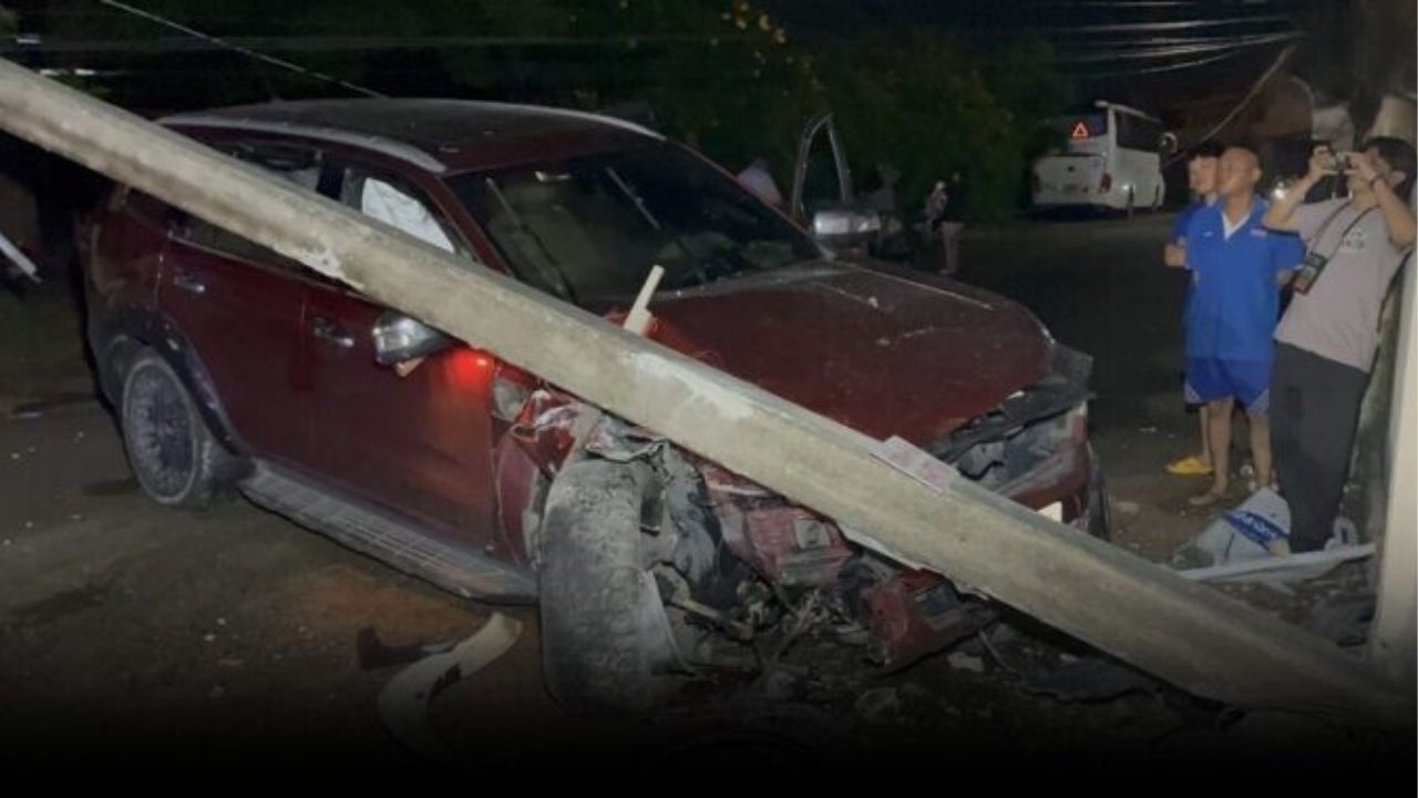 Drunk driver crashes into pole, blacks out Chon Buri village | Thaiger