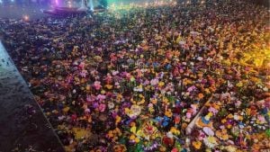Bangkok hauls in 390k krathongs after quieter festival night | Thaiger