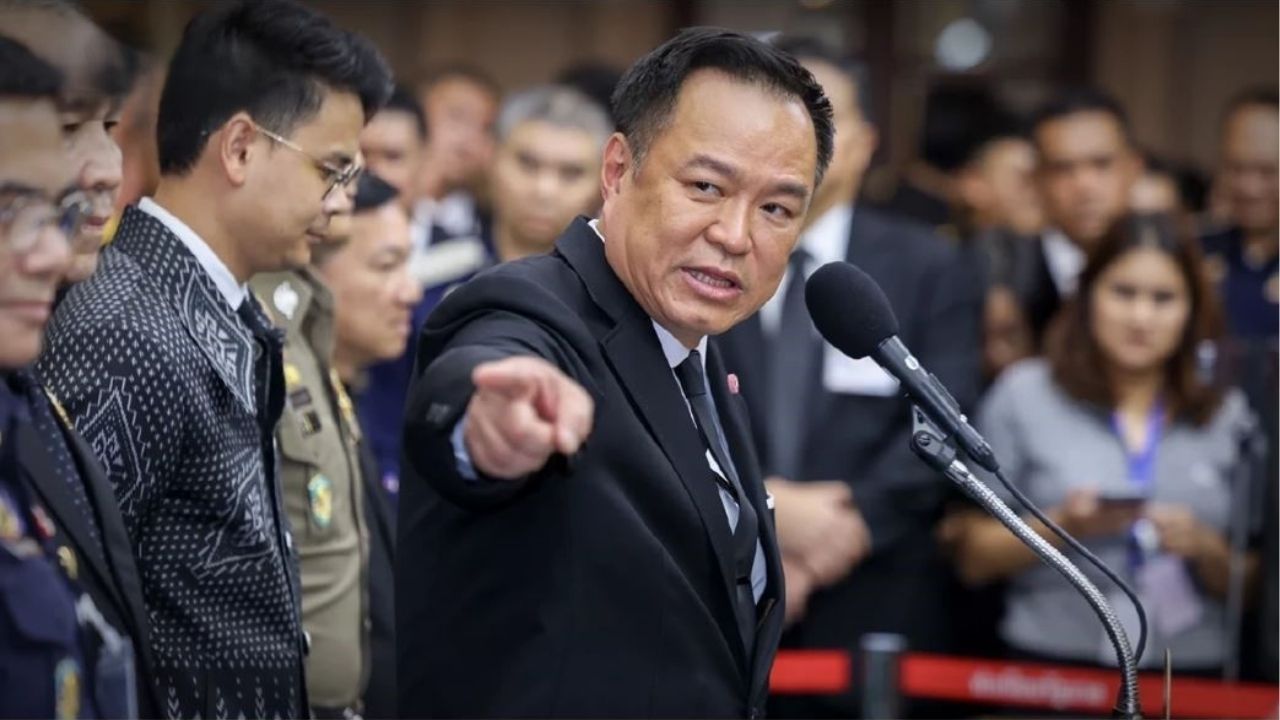 Премьер-министр Анутин ушел после вопроса о скандальном заместителе