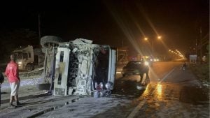 Speeding trailer overturns in Phatthalung, crushes traffic flow | Thaiger