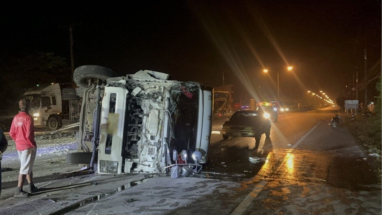 Speeding trailer overturns in Phatthalung, crushes traffic flow | Thaiger
