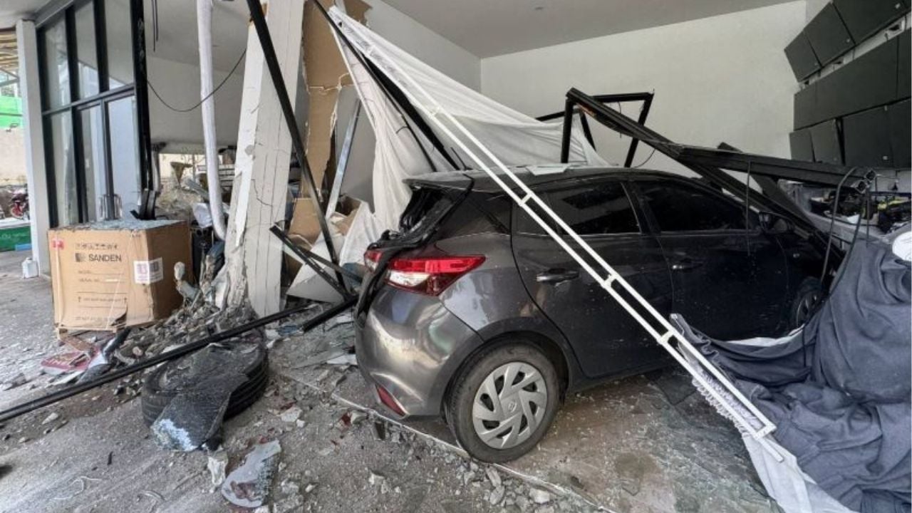 Phuket bus loses power, slams into car and shop on steep hill | Thaiger