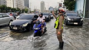 Bangkok road swamped as flash floods bring traffic chaos | Thaiger