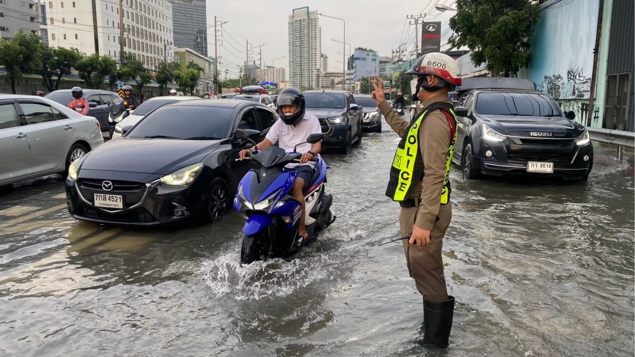 Bangkok road swamped as flash floods bring traffic chaos | Thaiger