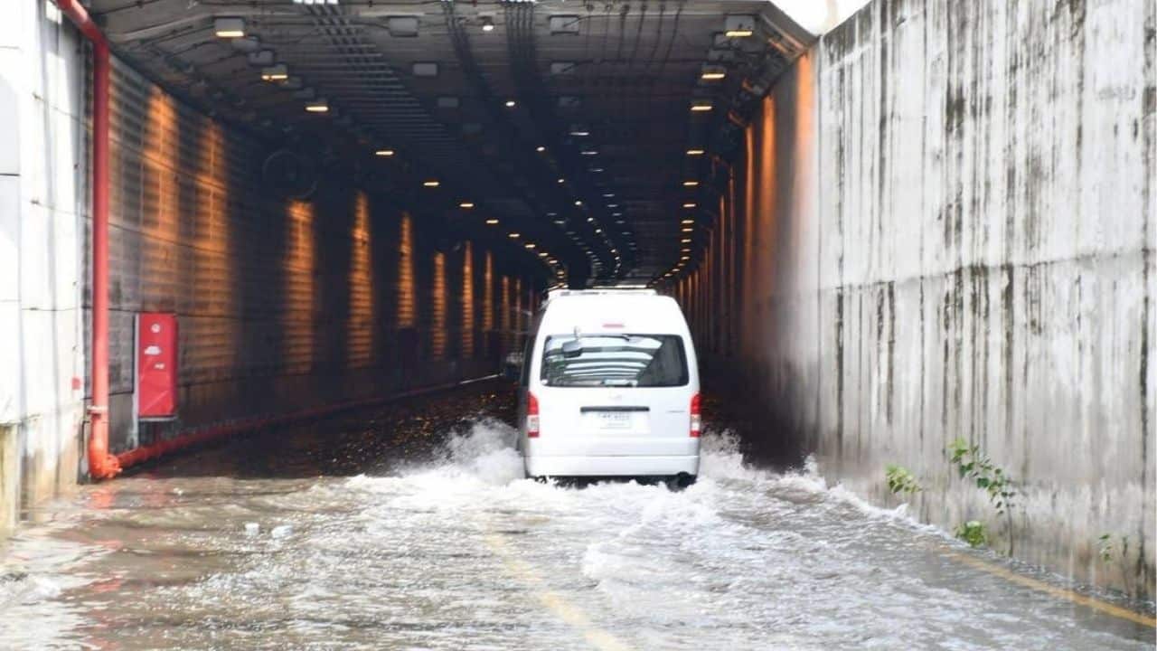 Bangkok underpass shut after flooding chaos and cable theft | Thaiger