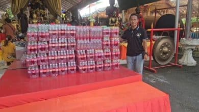Central Thailand vendor offers red drinks after lottery windfall | Thaiger