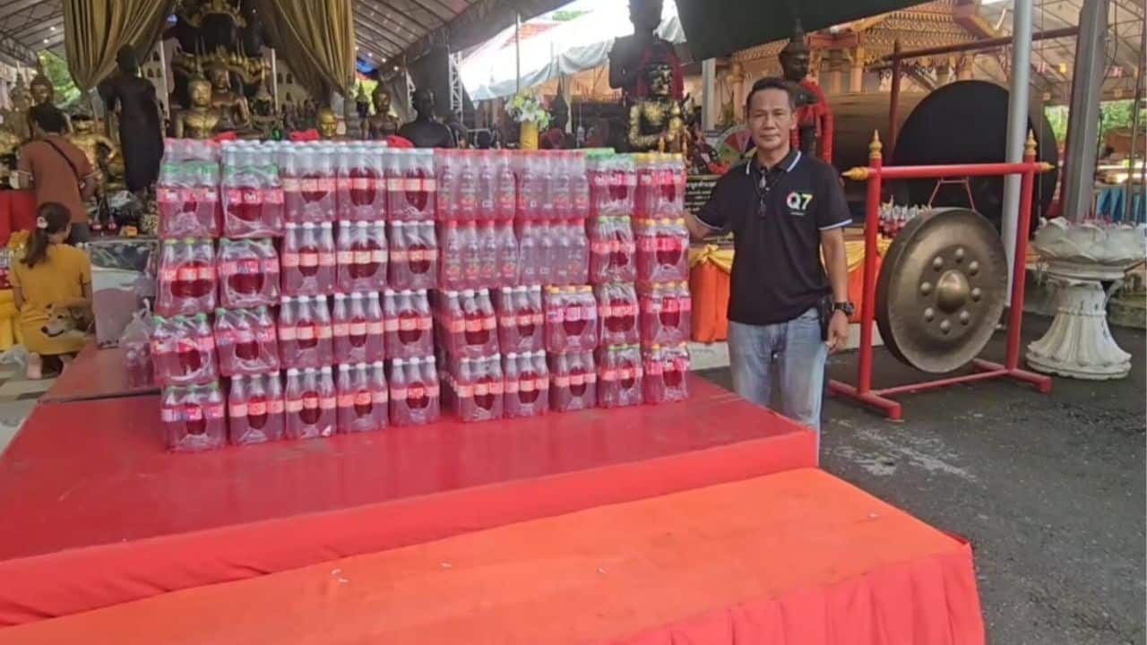 Central Thailand vendor offers red drinks after lottery windfall | Thaiger