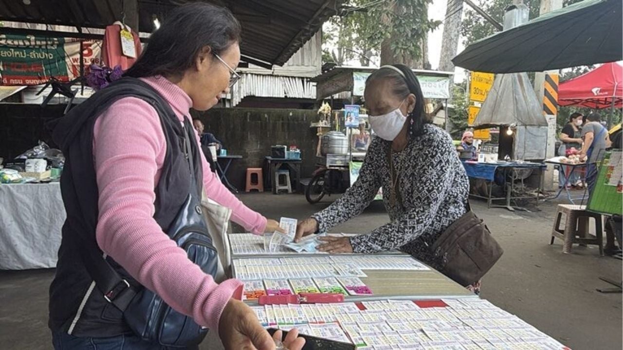 Lottery fever: Chiang Mai punters scramble for lucky numbers | Thaiger