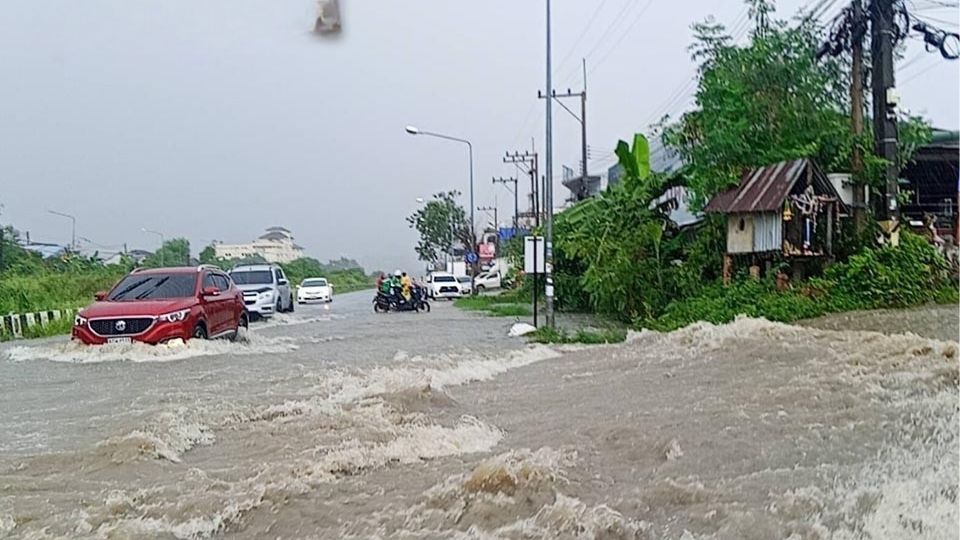 Cold spell and storms hit Thailand as waves surge offshore | News by Thaiger