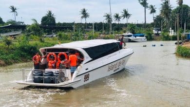47 tourists rescued after Koh Kut boat splits at sea | Thaiger