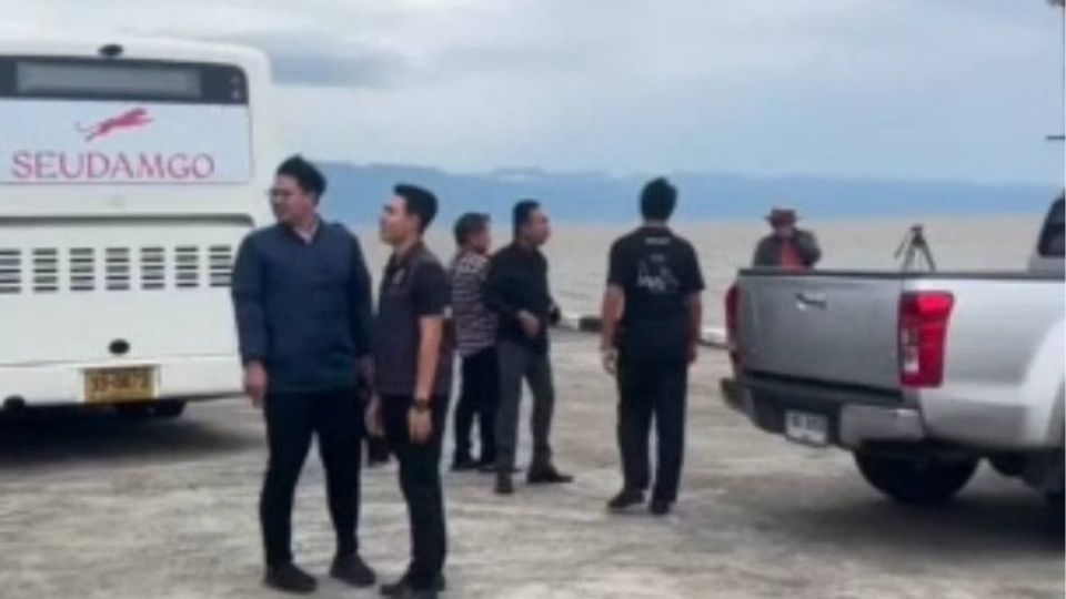 47 tourists rescued after Koh Kut boat splits at sea | News by Thaiger