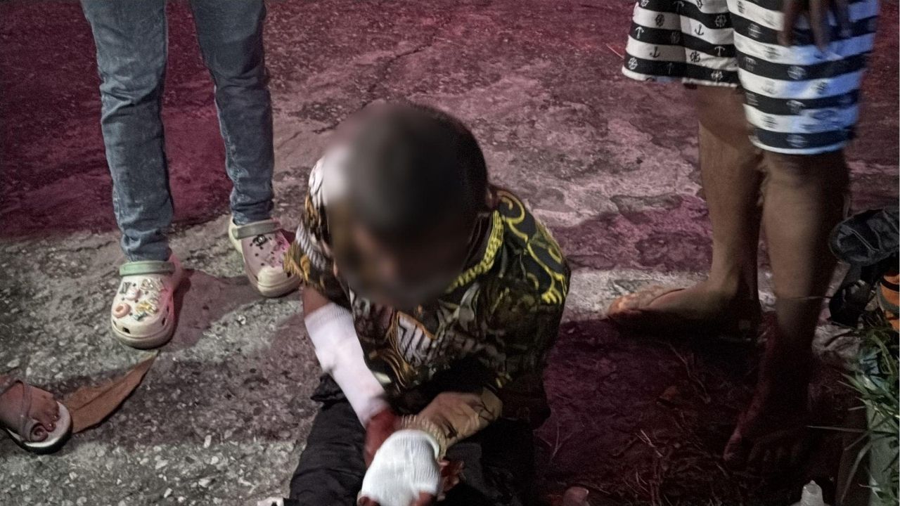 Drunk Pattaya worker staggers into fence after bar binge | Thaiger