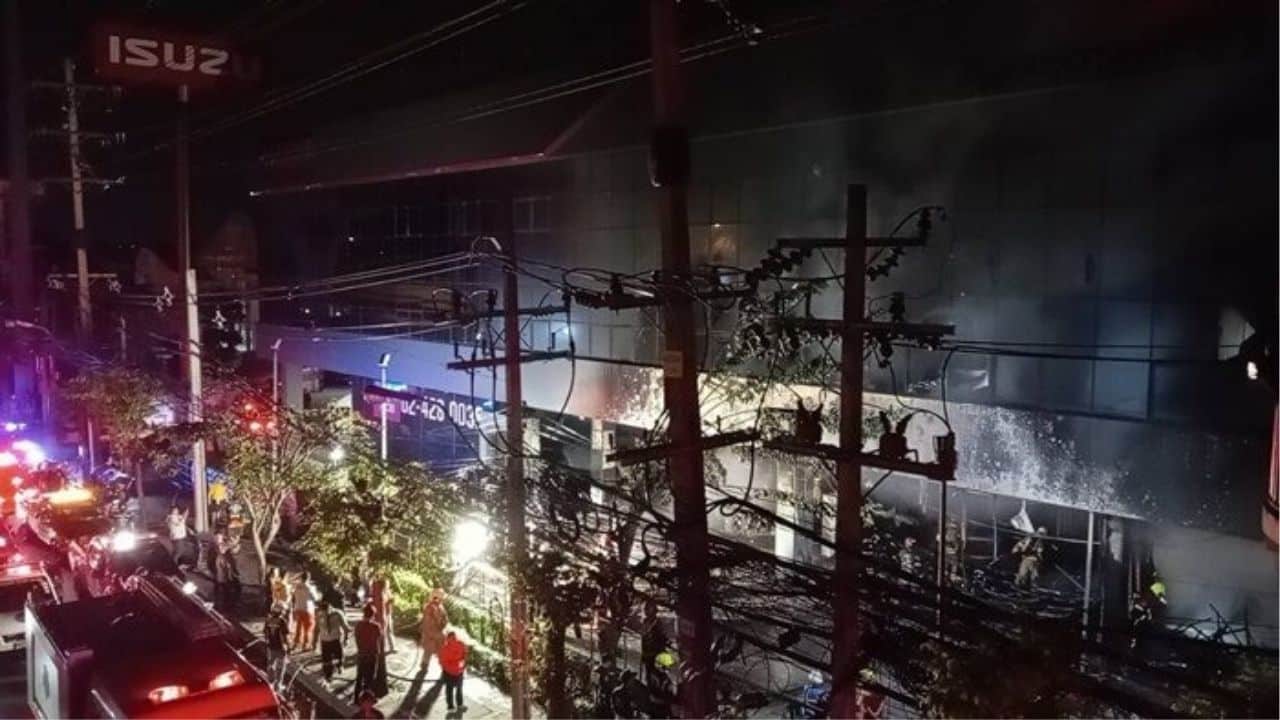 Bangkok car showroom blaze destroys 3 vehicles | Thaiger