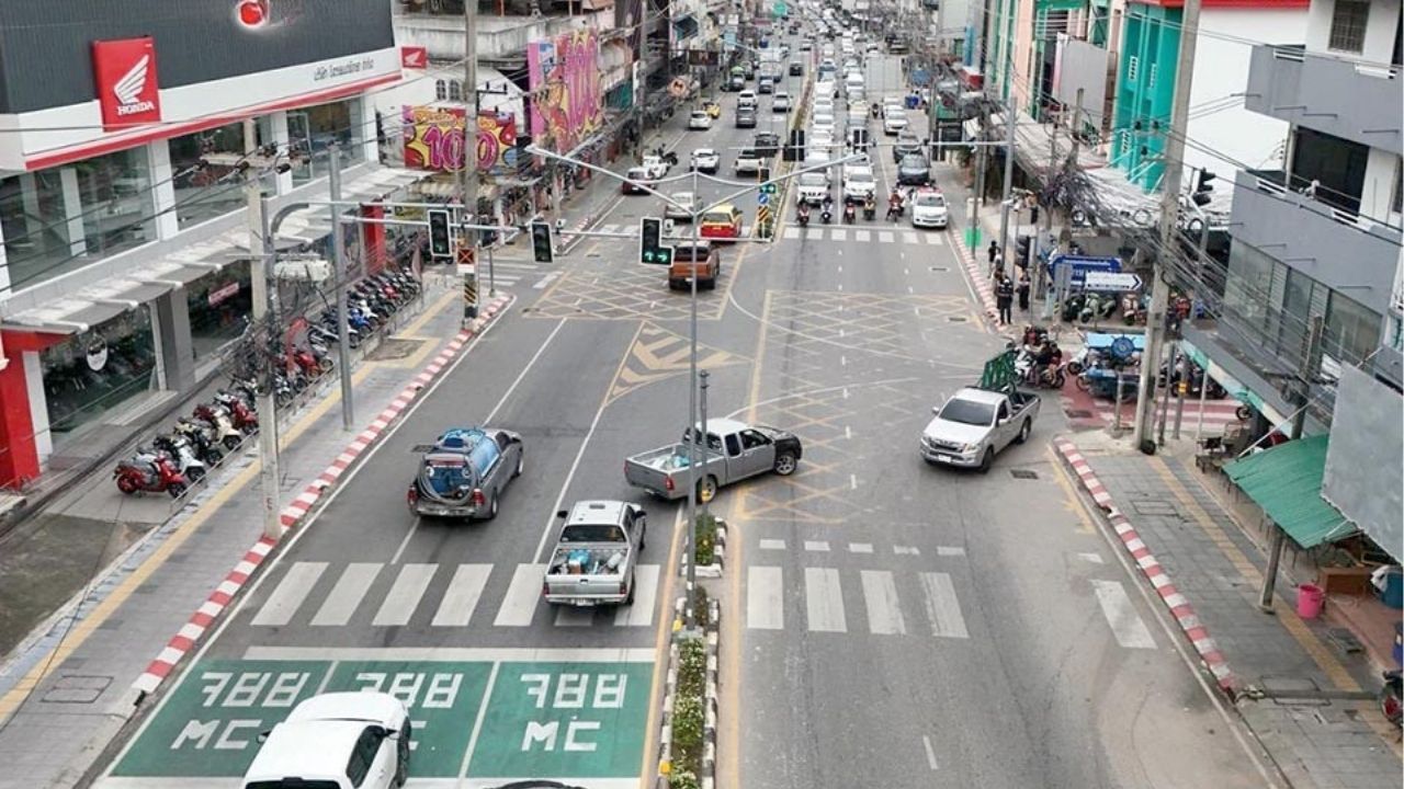 Pattaya drivers fume over new traffic light trial | Thaiger