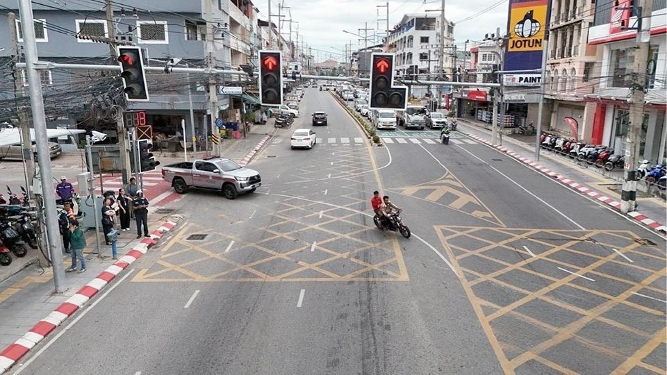 Pattaya drivers fume over new traffic light trial | News by Thaiger