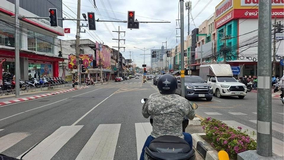 Pattaya drivers fume over new traffic light trial | News by Thaiger