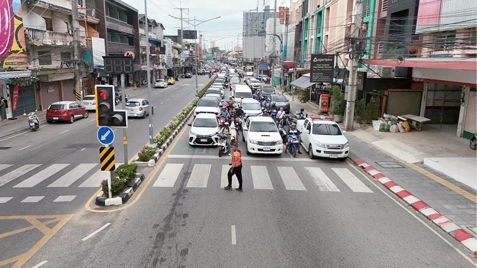Pattaya drivers fume over new traffic light trial | News by Thaiger