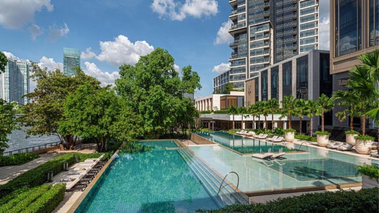 Poolview of the Four Seasons Bangkok at Chao Phraya River | Photo taken from the Booking.com website