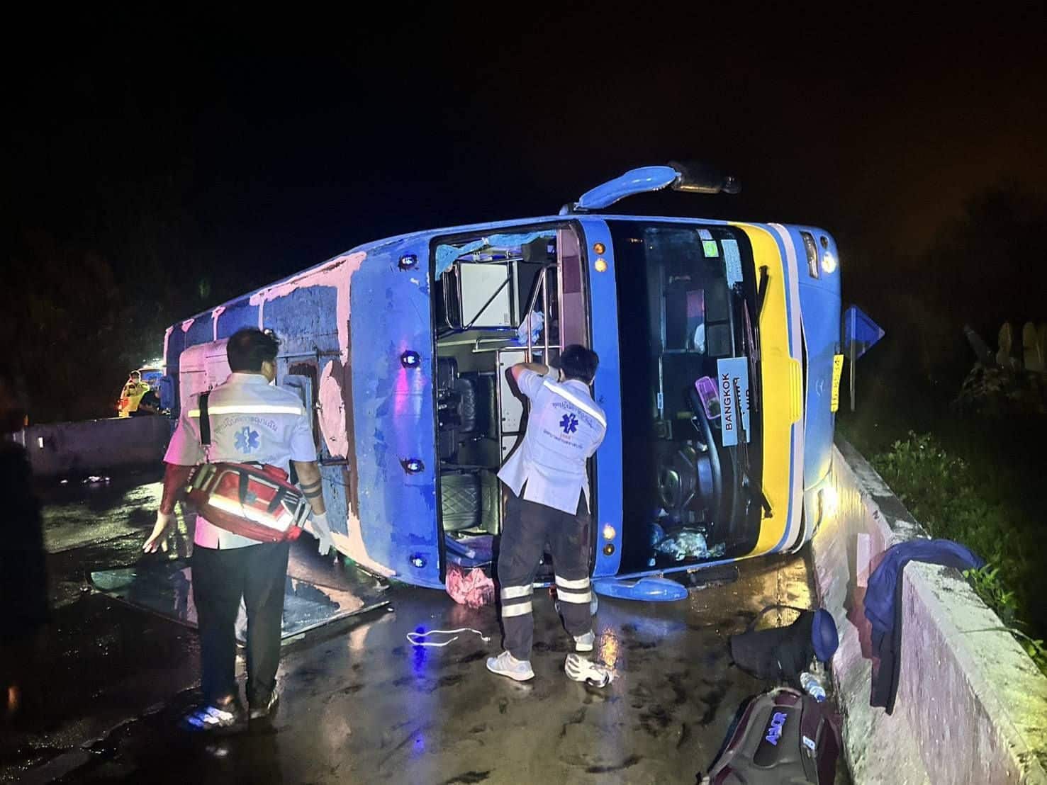 Tourist bus overturns in Lampang, injuring over 39 passengers | News by Thaiger