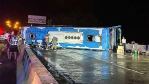 Tourist bus overturns in Lampang, injuring over 39 passengers | Thaiger