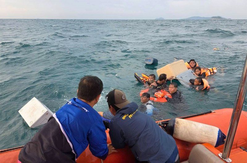Pattaya boat sinks in storm, 14 tourists rescued | News by Thaiger