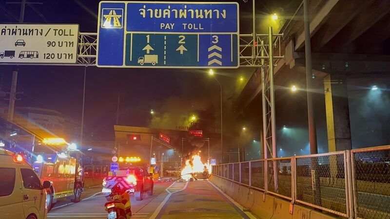 Driver nods off, flips car and sets Bangkok toll booth ablaze (video) | News by Thaiger