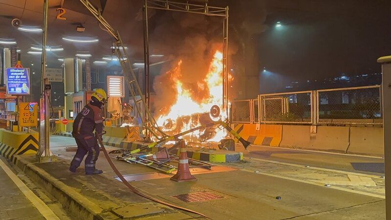 Driver nods off, flips car and sets Bangkok toll booth ablaze (video) | News by Thaiger
