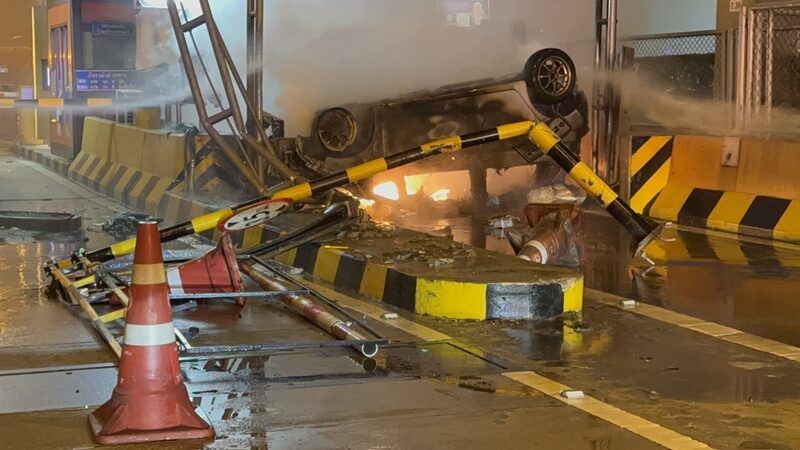 Driver nods off, flips car and sets Bangkok toll booth ablaze (video) | News by Thaiger