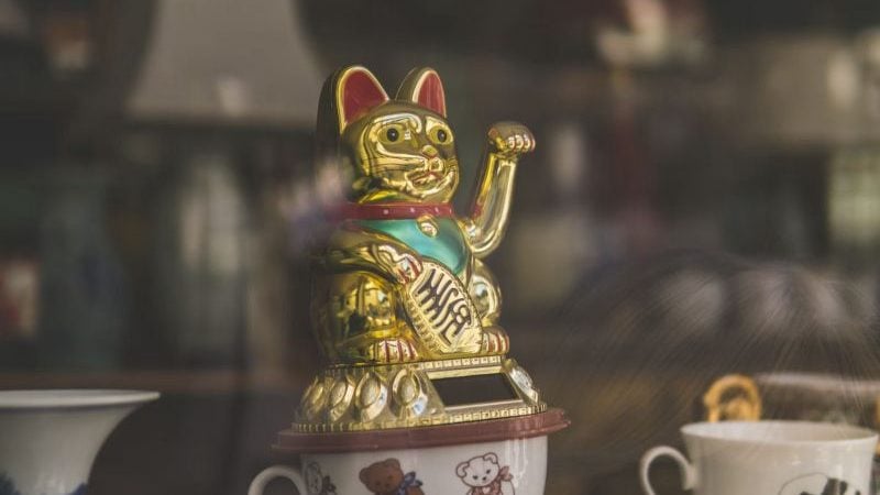 What is the Maneki Neko (lucky cat) in Thai shops | Thaiger